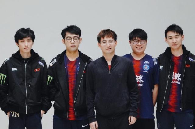 显得更加光 显得更加光