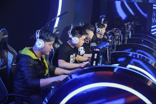 育场首次出 育场首次出